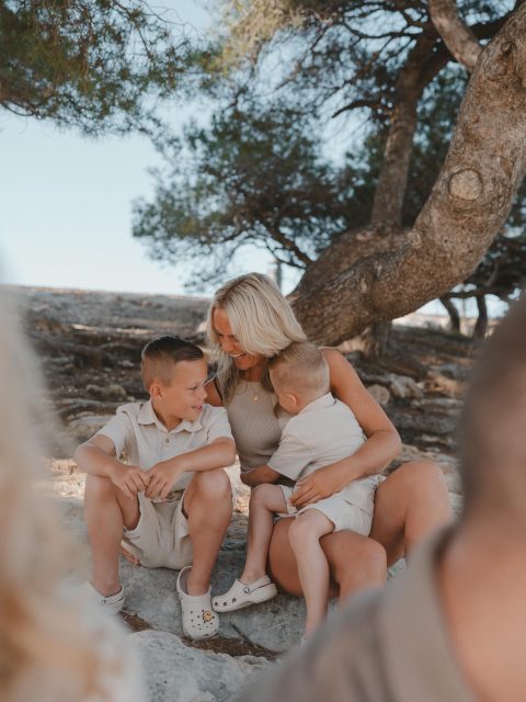 Summer sunset photo sessions on the Costa Blanca often begin late… which also means bedtime suddenly feels very far away for little ones 🌙✨

If you’ve been wanting family photos at this hour but wondering how your children will manage the later evening, I promise.. a little preparation goes a long way!!

A few things that in my experience help:

👉🏼 Shift naps slightly later on the day of your session so everyone arrives a little more rested.
👉🏼 Keep the afternoon slow and unhurried if possible, the less overstimulation the more calm later in the evening.
👉🏼 Pack simple, mess-free snacks for the beach or walk between moments (think fruit pouches, crackers, or dry snacks that little hands can easily hold).
👉🏼 Bring water, a favorite comfort item, and layers in case of an evening breeze.
👉🏼 Most importantly: release the expectation of perfection! I can hold the space when things get out of hand 😊

Summer sunset sessions aren’t about perfect behavior. They’re about slowing down together and preserving the feeling of this season exactly as it is, even in chaos.

-
Liliane is a family photographer based in Javea, Alicante Spain