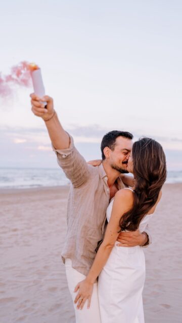 I received the gender in a DM from her brother. Just the doctor, her brother and me knew it was going to be a girl.

Quite a secret to be trusted with 😅

I’m normally pretty good at keeping secrets, but the whole time before the big reveal I was terrified I’d make a slip of the tongue and accidentally tell them.

And then there was the other responsibility: making sure I handed them the right smoke cannons..

No pressure 😅
I swear, the sweat was dripping.

The moment I saw that pink smoke coming out, I felt a relief… my job was done.

Well… the stressful part of my job.

Because then it was time for the fun part: the photo taking 💕

And honestly, it was so much fun 🤍

If you’re looking for a gender reveal mini baby bump photo session on the beaches in Javea or Denia, I would love to create something for you ✨