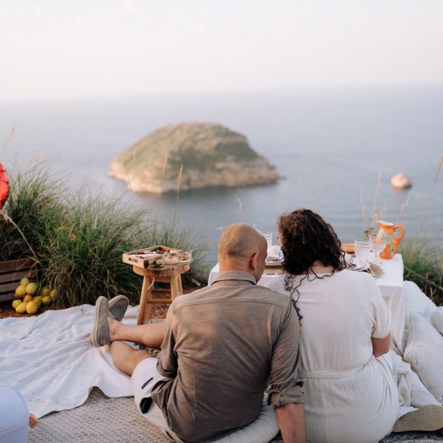 A picnic, but make it a memory.

One of my favourite things about family sessions is turning them into actual time together. It’s not about just showing up somewhere to take quick photos.

That’s why I’d love proposing a family photoshoot combined with a picnic by @picknickymas. When you arrive, everything is already beautifully set up, the kids can snack and play, you can slow down and enjoy being together and I photograph it all as it unfolds.

For the month of October we have a special offer when you book a family session alongside a picnic with Picnic y Más.

Less posing. More eating, playing, cuddling and being together.

Comment PICNIC for details or to plan your picnic + family session in Jávea.